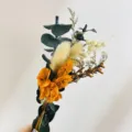 Nahaufnahme des Mini-Trockenblumenstraußes mit Eukalyptus und niedlichen Hasenschwänzen. - Mini Getrockneter Blumenstrauß (XH23)
