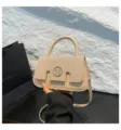 Schicke Damen Umhängetasche mit stilvollem Kontrastdesign und Metall M Logo Akzent. - Khaki