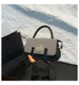 Schwarz-graue Farbkombination Umhängetasche Detailansicht mit goldener M Logo-Hardware. - Schwarz