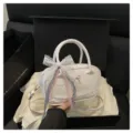 Weißer Balletcore Boston Bag mit zarter Spitzenschleife und Schultergurt für süßen Stil. - Weiß