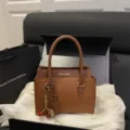Vintage braune Ledertasche mit schickem Kirschenanhänger elegante Umhängetasche für Damen - Braun