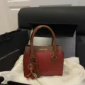 Schicke farbblock Handtasche für Damen mit Kirsch Anhänger, elegante retro Umhängetasche. - Rot