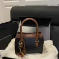 Schicke Damen Handtasche im Kontrastdesign, elegante Henkeltasche mit tollen Kirsch Anhanger. - Schwarz