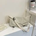 Borsa a tracolla minimalista in tinta unita con cinghia regolabile per lo stile quotidiano. - Bianco