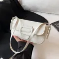 Weiße PU-Leder Umhängetasche, trendige Baguette-Handtasche mit schicker Schnalle für Damen. - Weiß