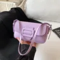 Modische hellviolette Schultertasche mit Schnalle, elegante einfarbige Klappentasche. - Lila