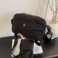 Schwarze, mehrschichtige Nylon-Umhängetasche mit verstellbarem Gurt, Freizeittasche. - Schwarz