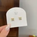 Retro quadratische vierblättrige Zirkonia Ohrstecker für Damen, elegante Alltags-Ohrringe. - Gold Klee Ohrstecker (SX03726) / Gold