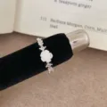 Anillo de plata estilo coreano con flor blanca delicada y brillantes zirconias cubicas. - Anillo de Rosa Blanca