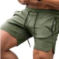 Detailaufnahme der armee gruenen herren sportshorts mit reissverschlusstasche kordel. - M / Armeegrün