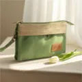 Pochette de maquillage en toile verte en détail, design zippé multi-couches pratique. - Vert Militaire