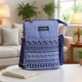 Dettaglio della borsa a tracolla in tessuto blu con motivi geometrici bianchi. - Blu-Striscia Bianca 5 Strati