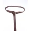 Middeleeuwse donkerbruine lederen riem detail, met metalen ring en klassiek vintage knoopontwerp. - 190cm Riem / Bruin