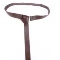 Gedetailleerd overzicht van de middeleeuwse lederen riddergordel met ring en klinknagels. - 190cm Riem / Bruin