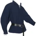 Detailansicht des dunkelblauen mittelalterlichen Herren-Schnürhemds mit schwarzem Gürtel. - M / Oberteile / Blau (Ohne Gürtel)