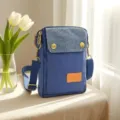 Moderna borsa a tracolla per telefono in tela blu con tasca frontale e patta pratica. - Blu Zaffiro