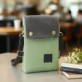 Borsa a tracolla per telefono in tela verde con patta grigia e tracolla regolabile. - Verde Nostalgico