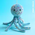 Süßes blaues Plüsch Oktopus Spielzeug mit bunten Sternen, weiche hängende Puppe. - Sternenblau