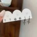 Set de boucles d'oreilles clous en zircon et créoles croix, bijoux argentés élégants pour femmes. - Boucle d'oreille croix / Métal canon