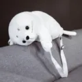 Vista dettagliata dello zaino in peluche foca bianca, tessuto morbido e cinghie regolabili. - 50cm / Bianco