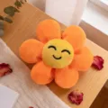 Primo piano dettagliato di un grazioso ciondolo di fiore in peluche arancione con viso. - Ciondolo Girasole Arancione