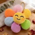 Portachiavi fiore in peluche colorato con viso sorridente, morbido ciondolo per decorare borse. - Ciondolo Girasole Colorato