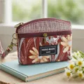 Dettaglio portamonete in tessuto, fantasia a quadri e floreale con doppia zip e accessori. - Rosso Giuggiola - Portamonete Fiore a Foglia Lunga