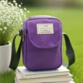Borsa a tracolla viola in nylon, vista dettagliata della borsa con etichetta e cinghia. - Porpora Roland
