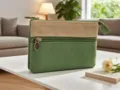 Vista dettagliata di una elegante pochette con zip in tela verde e juta su tavolo. - Verde Primavera