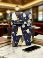 Borsa a tracolla chic per cellulare blu scuro con motivo di orso e cinturino regolabile. - Orso della Foresta - Blu Scuro
