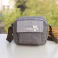 Borsa a tracolla grigia in lino con patta pied-de-poule, decoro floreale e cinturino regolabile. - Grigio Verde