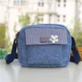 Blauer Jeans-Umhängetasche mit Hahnentritt-Klappe und weißer Blume für den Alltag. - Blau
