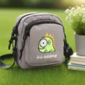 Borsa a tracolla grigia in nylon da donna con ricamo di dinosauro e pratica chiusura con cerniera. - Mostro Dinosauro Grigio / Mostro Dinosauro Grigio-NL Ricamo