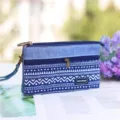 Pochette multi-couches en denim bleu avec imprimé géométrique blanc et dragonne pratique. - Bleu Blanc Rayé Pochette