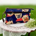 Pochette multicouche en toile bleue avec motif de chat chanceux et dragonne pratique. - Chat porte-bonheur / Bleu