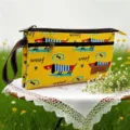 Gele teckel print canvas meerlaagse clutch tas met ritssluiting en handband ontwerp. - Geel