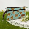 Leuke cartoon beer print canvas multi-layer clutch tas met polsband voor vrouwen dagelijks gebruik. - Lichtblauw