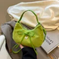 Helle grüne Schulter-Umhängetasche mit Schleife und Herz-Anhänger, eleganter Pendlerstil. - Grün