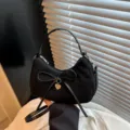 Schwarze Schleife Umhängetasche stilvolle Samt Handtasche mit Herz Anhänger für Damen. - Schwarz