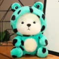 Primo piano dettagliato del simpatico orsetto di peluche in costume da rana, morbido e carino. - Orso Trasformato in Rana / 25cm