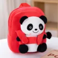Dettaglio ravvicinato dello zaino in peluche di panda rosso carino, morbido per bambini. - Zaino Panda / Rosso