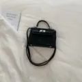 Schwarze kleine Handtasche mit Metallschloss Verschluss und elegantem Tragegriff Design. - Ohne Anhänger / Schwarz