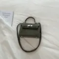Grüne Mini-Umhängetasche für Damen, elegante Retro Henkeltasche mit edlem Schlossverschluss. - Ohne Anhänger / Grün