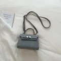 Modische graue Damen Handtasche mit Schloss, elegante Umhängetasche für Frühling. - Ohne Anhänger / Blau