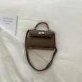 Braune kleine Umhängetasche für Damen, Retro Handtasche mit Griff und klassischem Schloss. - Ohne Anhänger / Braun