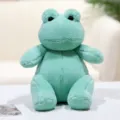 Detalle del suave peluche de rana verde con tela mullida y una expresión muy tierna. - Rana verde