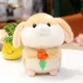 Morbido peluche coniglietto che tiene una carota, dettaglio consistenza soffice per regalo bambini - Coniglio Goloso