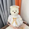Detailansicht des 30cm Gelenk-Plueschbaeren im weissen Spitzen-Brautkleid mit Blumenschmuck. - Rosa Blumen Weißes Hochzeitskleid