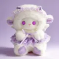 Vista di dettaglio del peluche agnello lolita, morbido animale imbottito con vestito viola. - 18cm / Viola