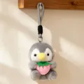 Süßer grauer Pinguin Plüsch Schlüsselanhänger mit Erdbeere, weicher Stofftier Taschenanhänger. - Erdbeere Pinguin